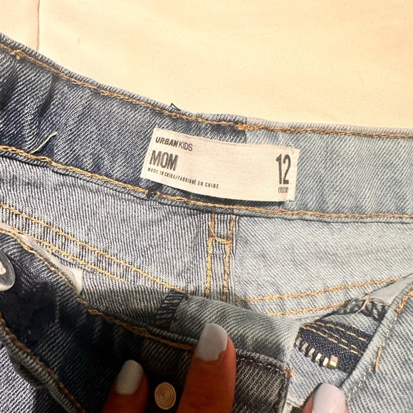 Two tone Jean mom shorts ✨ - Picture 4 of 5